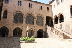 Barcelone - Statue de la vierge et de l'enfant jésus dans la maison arquebistat